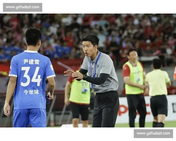 苏超 “西装主帅” 董松:江苏青训后卫的逆袭之路 苏超 “西装主帅” 董松:江苏青训后卫的逆袭之路