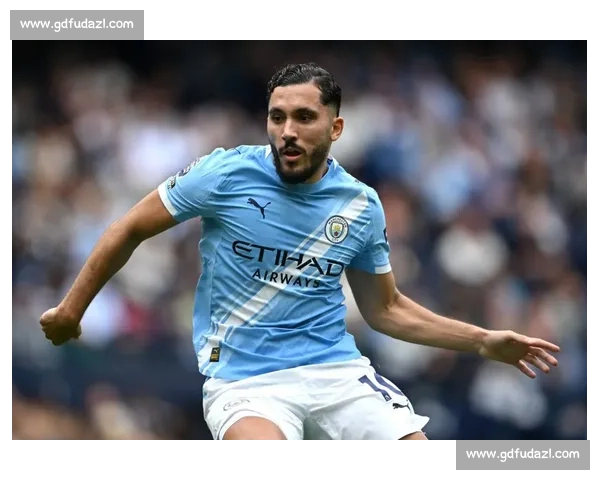 爆笑！曼城新援谢尔基献唱法语说唱，哈兰德领衔众将围观更衣室变欢乐海洋